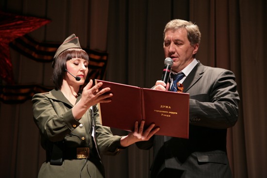 Сергей Беляков поздравляет ветеранов
