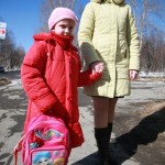Мама с дочкой-школьницей и портфелем