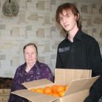Коробка с апельсинами была вручена ветеранам