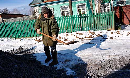 Бывший дорожный строитель Евгений Шестаков никогда не работал со шлаковым щебнем. Он вышел  из дома и решил попробовать,  что это такое
