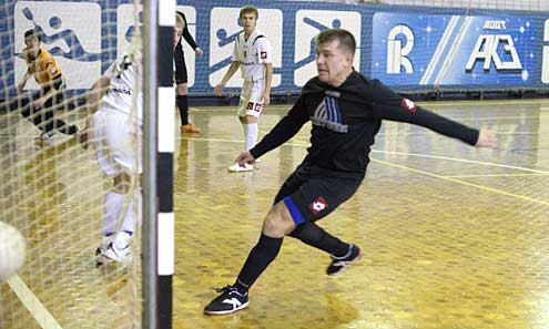 Олег Балеевских забивает первый гол в ворота «Синары-ВИЗ-д» в воскресном матче