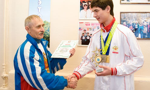 На торжественной линейке в понедельник Владимир Масютин еще раз символически вручил диплом «Спортсмен года 2009» Семену Федотову  