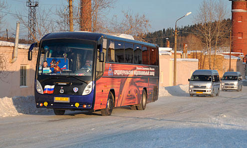 Автобус с губернатором и полпредом следует на Ревдинский кирпичный завод
