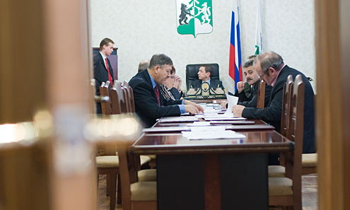 Депутаты томились минут 40 в ожидании кворума. Из шести «прогуливающих» пришла только Юлия Шешукова