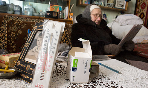 21 января комнатный термометр в квартире 86-летней Анны Дмитриевны Шестаковой показывал 8 градусов тепла. Но бывают дни, когда температура при горячих батареях опускается до 4-5 градусов. Мороз в квартиру лезет во все щели 
