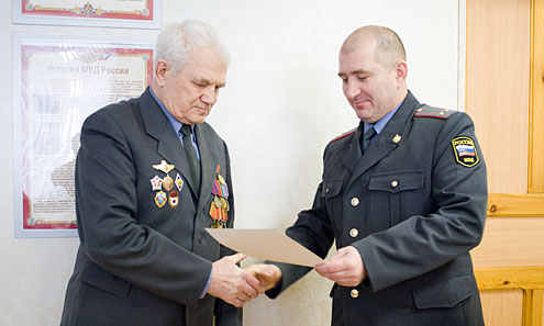 Количеством медалей майор в отставке Юрий Гультяев затмил самого начальника ОВД подполковника Владимира Старкова
