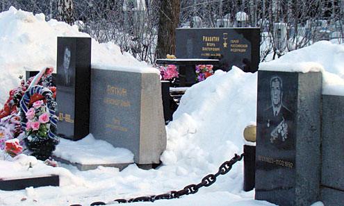 Могилы героев на ревдинском кладбище