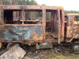 Сожженный автомобиль стоит в отдалении от жилья, посреди вырубленной лесополосы. Убийца думал, что пожар скроет следы преступления