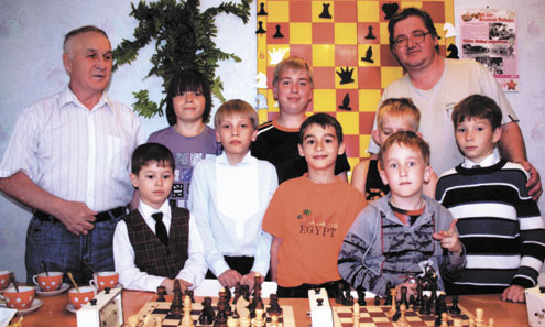 Дима Сорокин (первый слева) и Игорь Торгаев (в центре) занимаются у Алексея Дуркина в клубе «Юность»