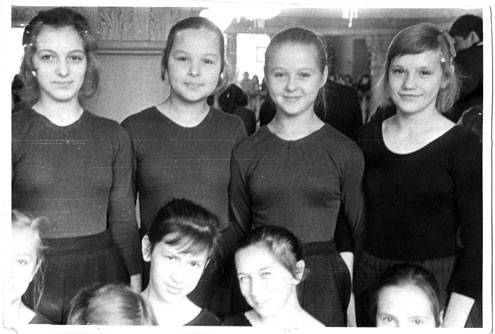 Октябрь 1976 года. Танцевальный коллектив «Каблучок». Лариса (вторая справа) и ее подруги с удовольствием занимаются у хореографа Натальи Стругановой