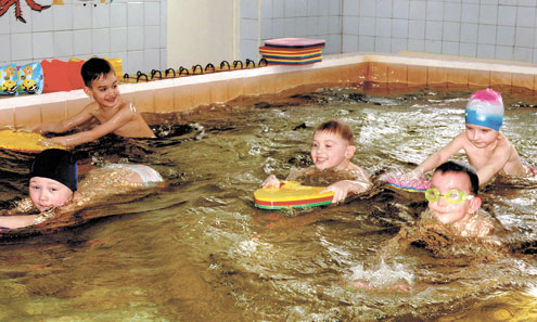 За двадцать лет существования бассейна в детском саду №46 научились плавать, по меньшей мере, 400 детей, все без исключения выпускники дошкольного учреждения умеют плавать