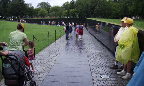 Там же. Вся эта черная мраморная полоса состоит из имен погибших. США потеряли в этой войне свыше 58 тысяч человек.