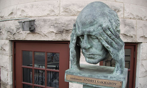 Памятник академику Андрею Сахарову на Коннектикут-авеню.