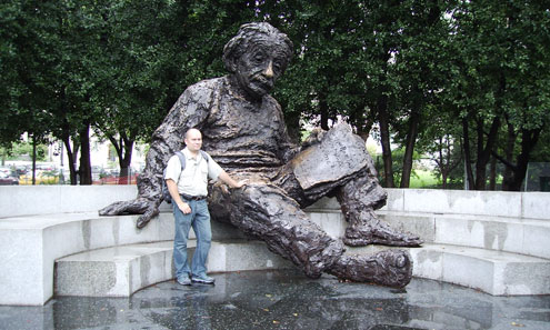 Памятник Альберту Эйнштейну.
