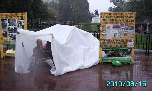 А это палатка напротив Белого дома. В ней всегда кто-то сидит и протестует. Протестующие меняются, поводы для протестов тоже, но место постоянно занято. Я попытался представить себе нечто подобное на Красной площади в Москве – вряд ли это возможно.