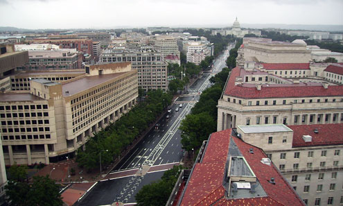 Вид на Капитолий (здание Конгресса) оттуда же. Слева внизу – штаб-квартира ФБР.
