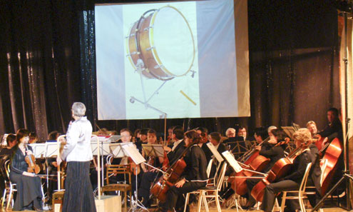 Ведущая концерта Ирина Нестерова представила ребятам каждый инструмент оркестра.