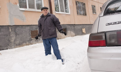 Пенсионер Иван Егорович Хлопин, 40 лет работавший водителем, уверен, что ставить машину так близко к дому опасно, поэтому и запрещено.