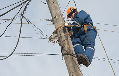 На прошлой неделе на улице Чапаева заменили электролинию. По словам работников ревдинских РЭС, здесь было низкое напряжение в домах. Сейчас электролиния запитана отдельно. Как обещается, частых перебоев с электричеством на улице Чапаева и ближайших к ней больше не будет.