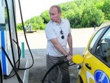 Путин заправляет Ладу Калину