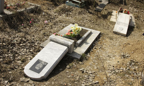 На кладбище Ревды разрушили пять могил