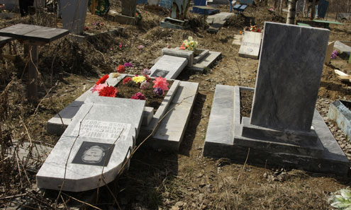 На кладбище Ревды разрушили пять могил
