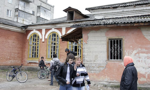 Одно из старейших зданий Ревды, Дом учителя, разрушается 