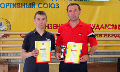  Юрий Шахатов (слева) и руководитель клуба «Старт» Сергей Сенокосов. Фото представлено клубом «Старт».