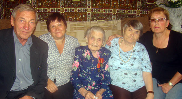 Первыми поздравили маму с юбилеем, конечно, дети. Сын Геннадий приехал из Узбекистана, а дочери (слева направо) Лидия, Мария и Эмилия живут в Ревде.