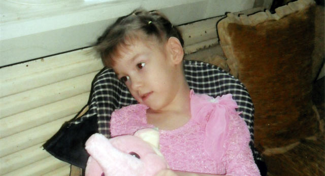 11 декабря Лии Каюмовой исполнилось 8 лет. Девочка не держит голову, не ходит, не разговаривает, но при этом все понимает. Фото из архива семьи Каюмовых