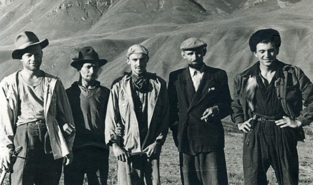 1960 г., Памир. Встреча на туристской тропе (Копытов — второй слева).