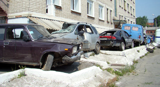 Свалка разбитых машин во дворе полиции Ревды 