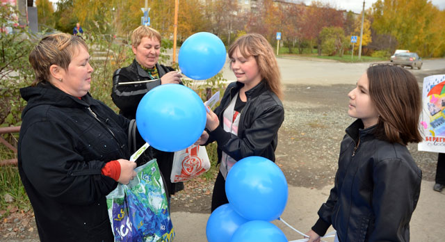Волонтеры Центра по работе с молодежью раздали горожанам в честь Дня защиты озонового слоя 160 синих шаров — символов чистоты нашей планеты.