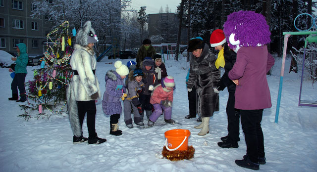 Волонтеры клуба «Калейдоскоп» поздравили ревдинцев с Новым годом