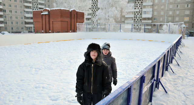 Кирилл Сажаев и Данил Попов, пятиклассники из «Еврогимназии», ждут не дождутся, когда на новом корте зальют лед. Мальчики сказали, что умеют кататься на коньках, любят хоккей, стараются больше бывать на свежем воздухе и играть в подвижные игры, благо теперь есть детская площадка с горкой, качелями и лазилками.