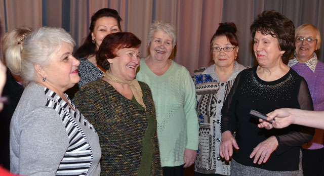 «Непоседушки» — единственный ревдинский хор, которым руководит женщина, Зинаида Семенова (на фото — вторая справа).