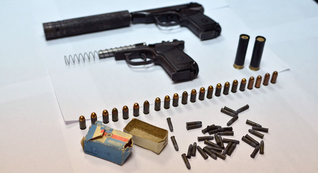 На его даче, в сугробе, был обнаружен пакет с двумя пистолетами Макарова, прибором для бесшумной стрельбы, патронами и другими боеприпасами. 