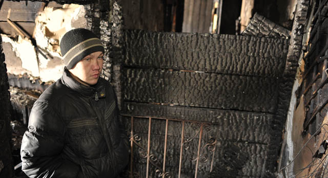 25-летнему жителю сгоревшего барака Антону идти теперь некуда, и нет надежды, как у соседей по бараку, получить новое жилье.