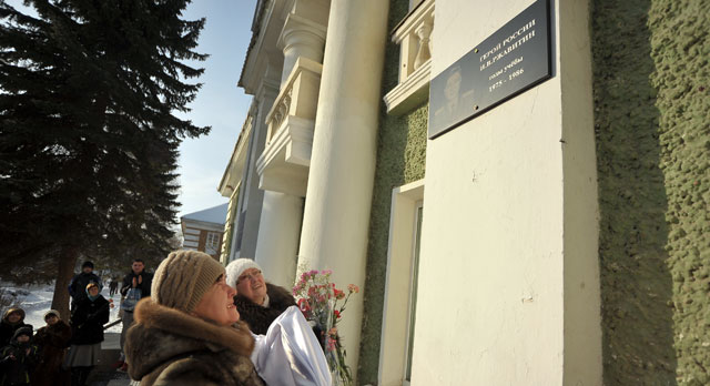 На здании музыкальной школы открыли памятную доску Игоря Ржавитина