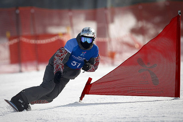 На трассе Всемирных зимних игр Специальной Олимпиады ревдинский сноубордист Равиль Хасанов. В слаломе, гиганте и супер-гиганте он стал чемпионом. Еще одну золотую медаль Равиль Хасанов завоевал в VIP-заезде сильнейших сноубордистов мира.