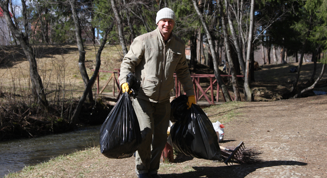 Наш читатель Алексей Андрюков оказал нам неоценимую помощь в выносе мешков с мусором с территории памятника природы.