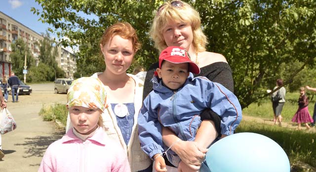 Ирина Пахнутова с детьми Любой, Люсей и Женей набрала больше всех «весточек» и выиграла главный приз — сертификат в магазин бытовой техники.