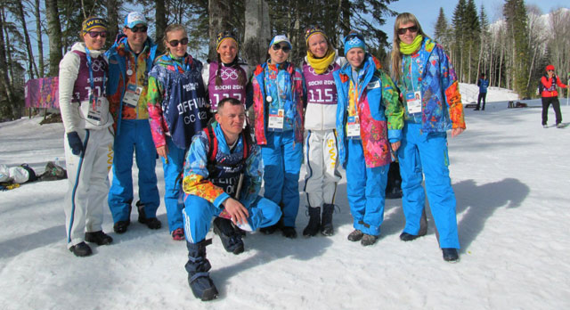 «А здесь четвертая слева — это Шарлотт Калла, шведская лыжница, олимпийская чемпионка, она с членами своей команды пришла посмотреть мужскую 50-км лыжную гонку».