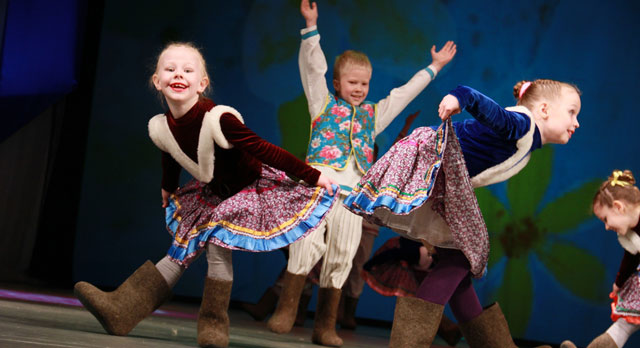 В ансамбле «Улыбка» танцуют около пятисот детей от четырех до 18 лет.