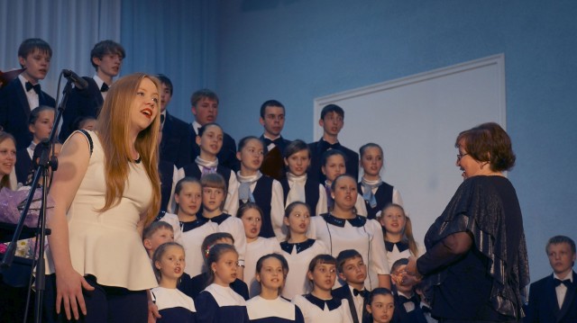 «Песня остается с человеком». Исполняет сводный хор ДМШ под управлением Елены Петуховой, солирует Юлия Данилова.