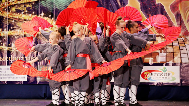 «Ханами», номер, который Stage танцует с веерами, привезенными на заказ из Китая. Фото// Степанида Тихомирова.