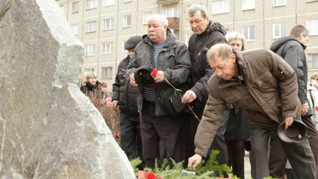 Ревдинским «чернобыльцам» предоставлена субсидия в 21 тысячу рублей, на эти деньги восстановлен мемориальный камень ликвидаторам Чернобыльской аварии на улице Цветников.