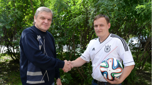 Наш корреспондент Юрий Шаров вручил Александру обещанный приз — фирменный мяч ЧМ по футболу. 