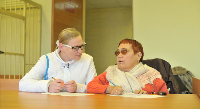 Мы обратились к Наталье Федоренко (слева) с просьбой прокомментировать ситуацию, написав ей письмо в социальной сети «ВКонтакте». Наталья не ответила, но спустя несколько минут после получения письма ограничила доступ к своей странице.