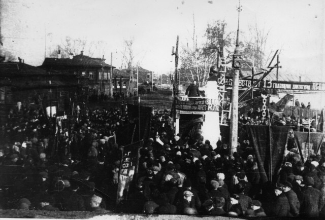 Площадь Карла Маркса, на территории Ревдинского завода. Митинг. Судя по плакату «Да здравствует 13 годовщина диктатуры пролетариата», 1930 год. 